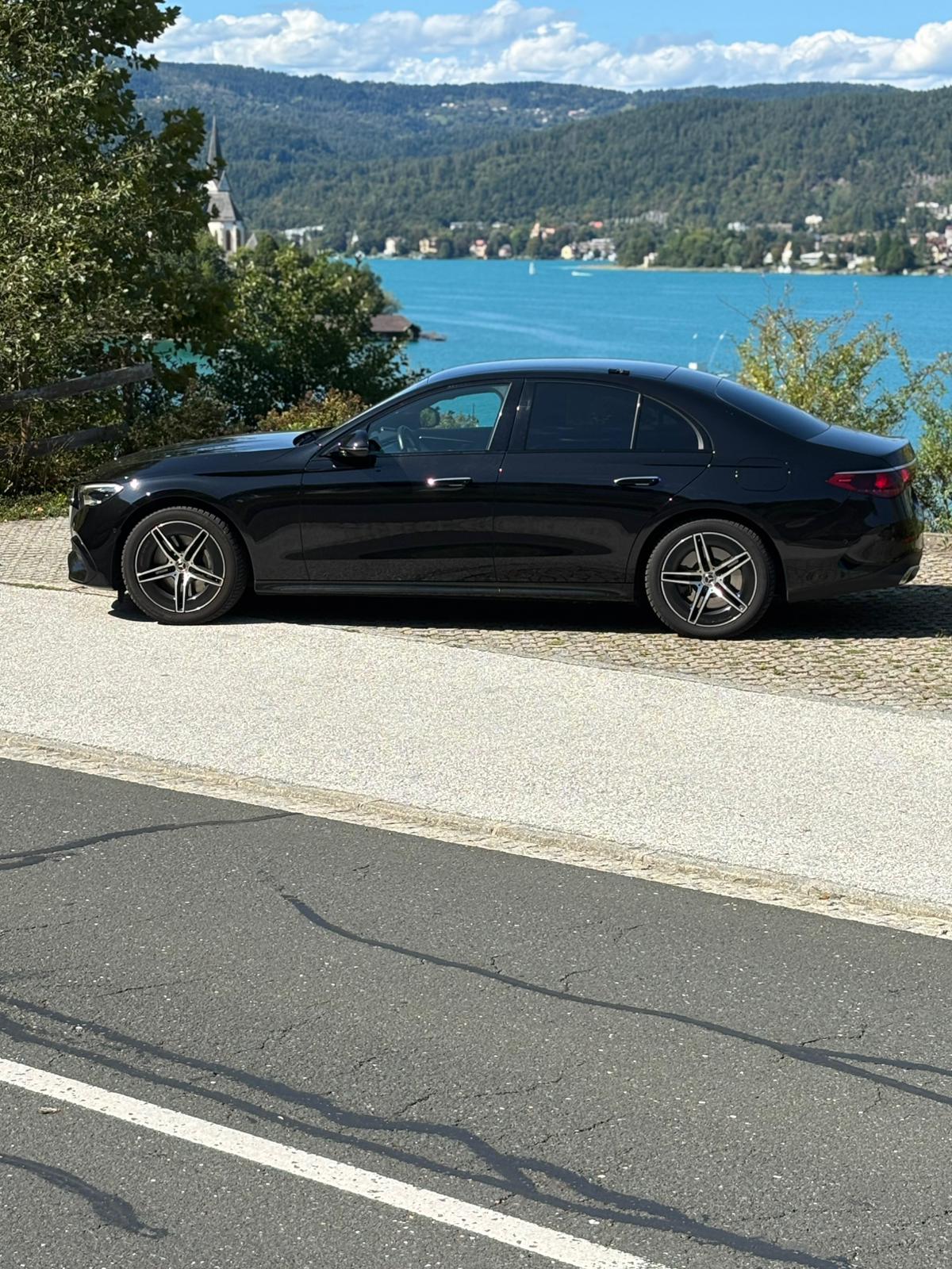 Schwarze Mercedes‑Limousine am Wörthersee in Klagenfurt